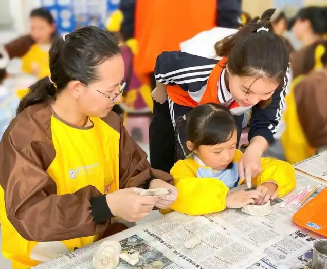 赤色血脉校园把山顶的革命留念亭转化为可感可触的德育讲堂